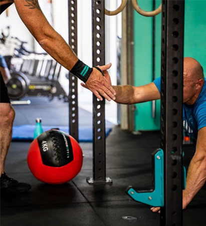 crossfit class lifting weights