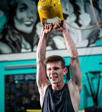 crossfit class lifting weights